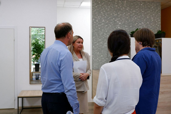 Вице-мэр Новосибирска Ксения Антонова посетила модельную библиотеку им. М. Е. Салтыкова-Щедрина